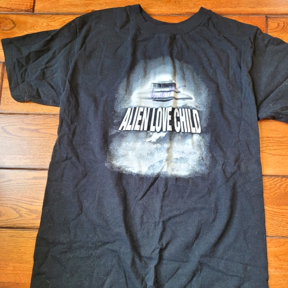 Autographed Eric Johnson T Shirt size M